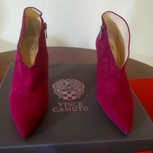 VINCE CAMUTO PURPLE SUADE POINTED TOE ANGLED 3.75IN STILETTO BOOTIE.